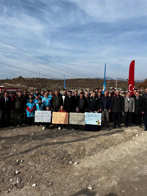 11 Kasım Milli Ağaçlandırma Gününde 300 adet fidan, Kaymakamımız Sayın Furkan SEYMAN’ ın katılımıyla toprakla buluşturuldu.