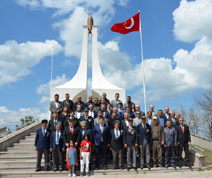Emet Cevizdere Zaferi'nin 103. Yıl Dönümü Nedeniyle Cevizdere Şehitleri Anıtı Önünde Düzenlenen Program